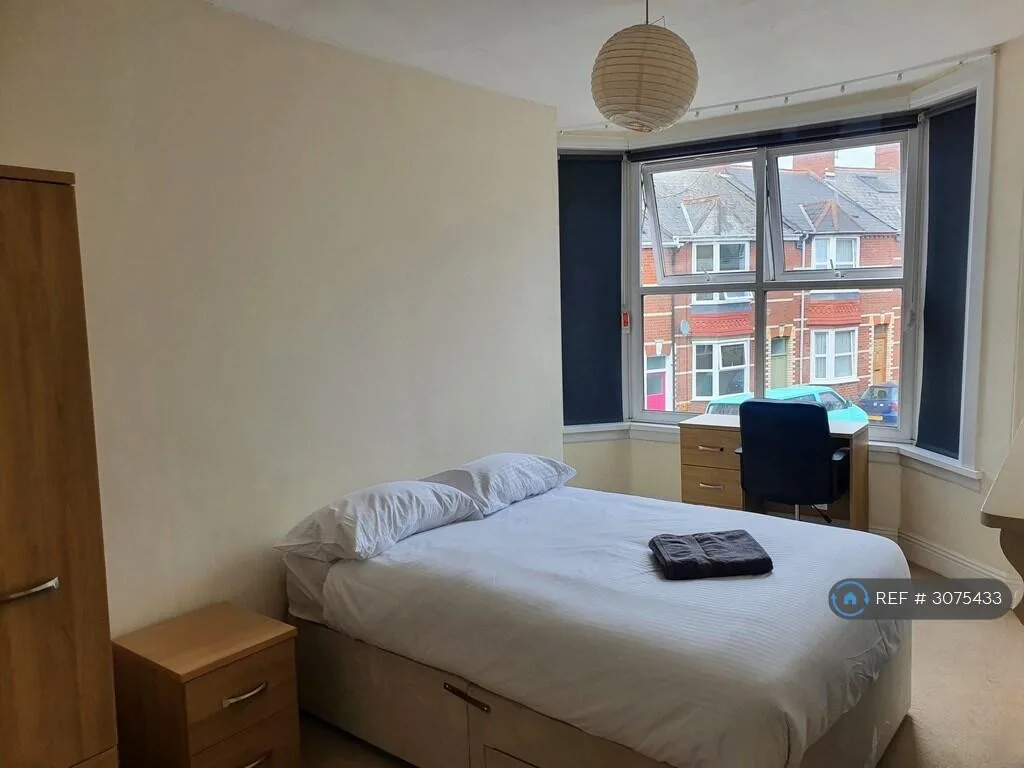 6 bedroom semi-detached house for rent