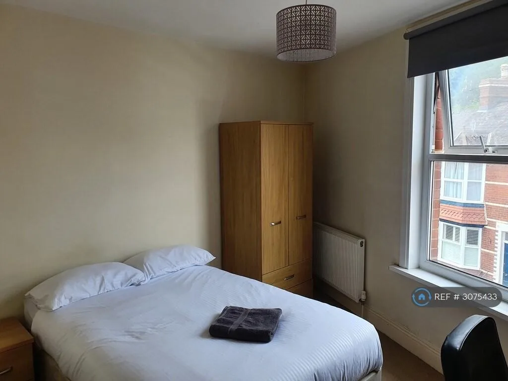 6 bedroom semi-detached house for rent
