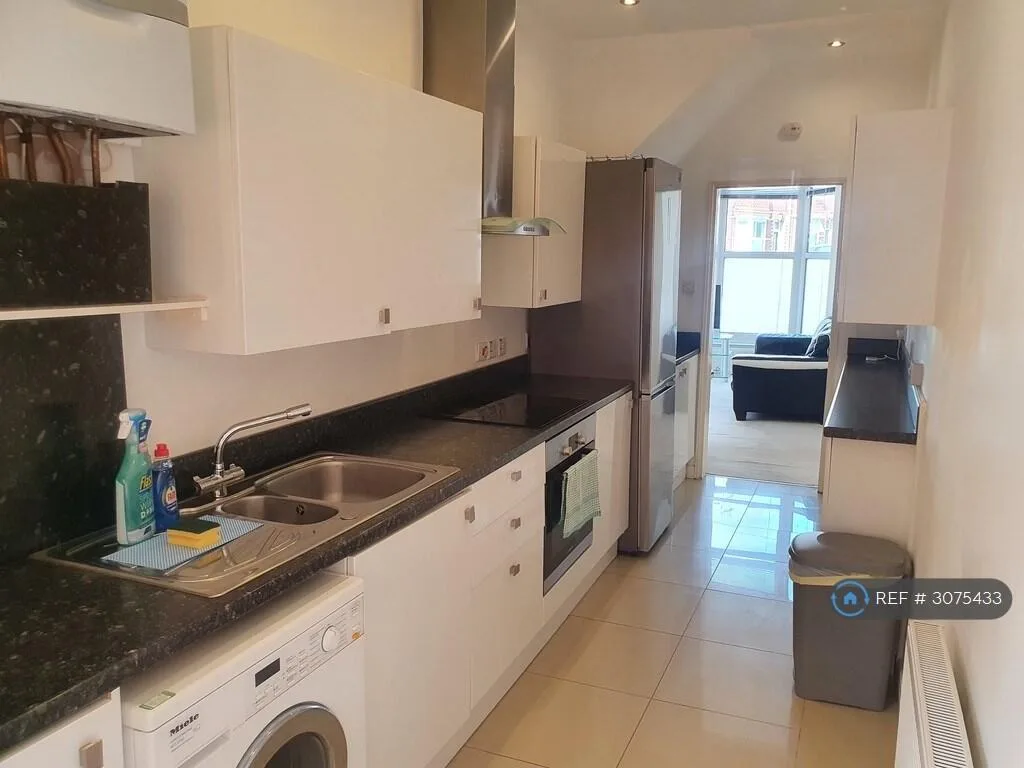 6 bedroom semi-detached house for rent