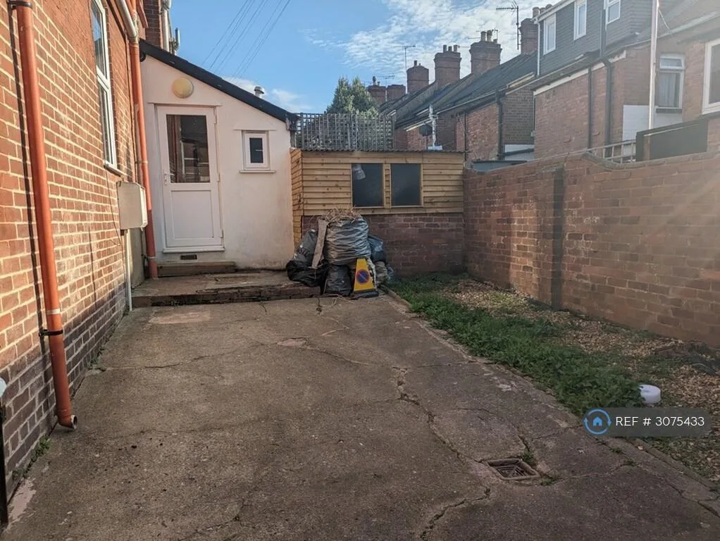 6 bedroom semi-detached house for rent