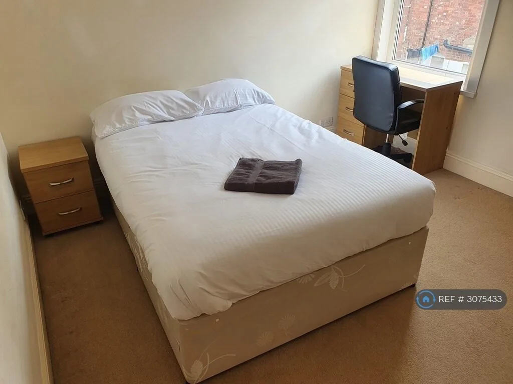 6 bedroom semi-detached house for rent