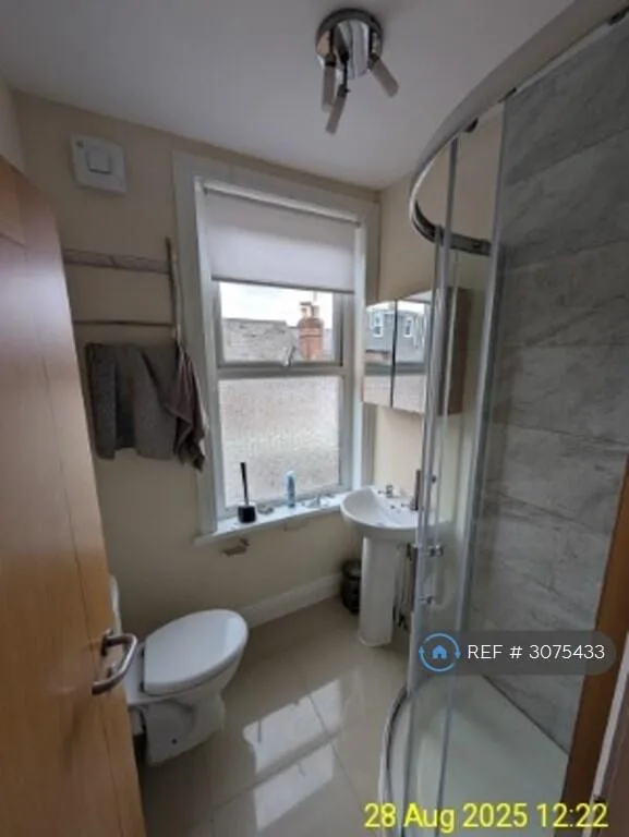 6 bedroom semi-detached house for rent