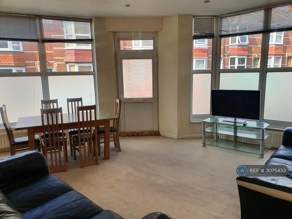 6 bedroom semi-detached house for rent