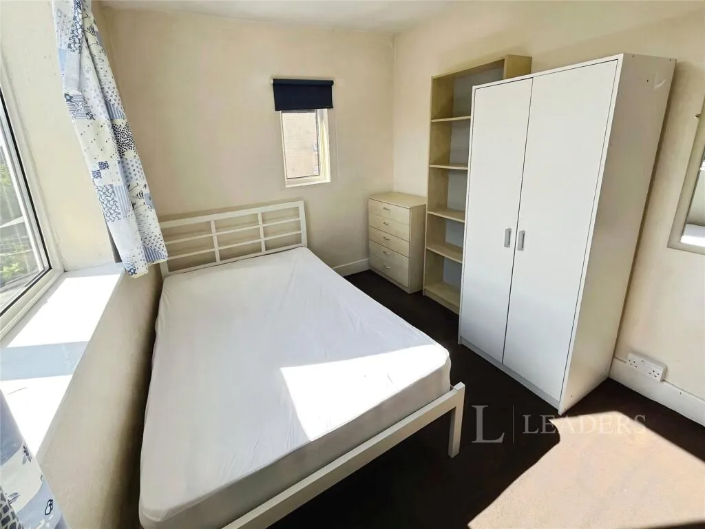 6 bedroom semi-detached house for rent