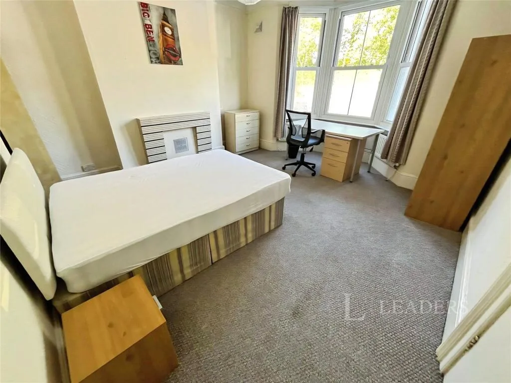 6 bedroom semi-detached house for rent