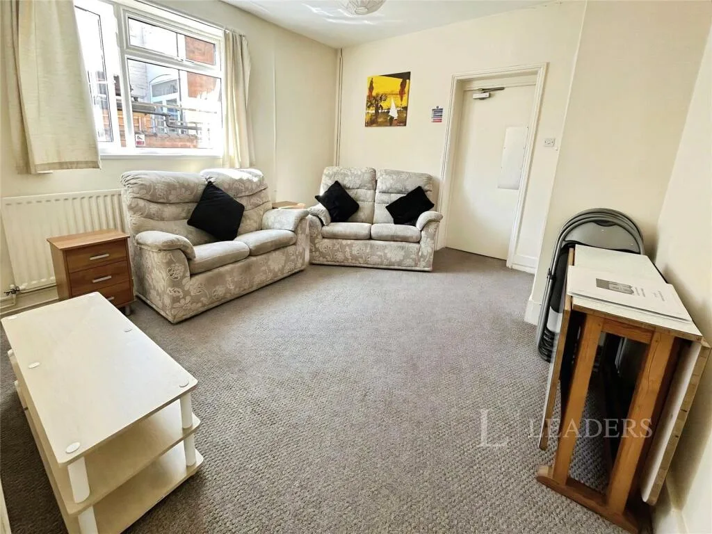 6 bedroom semi-detached house for rent