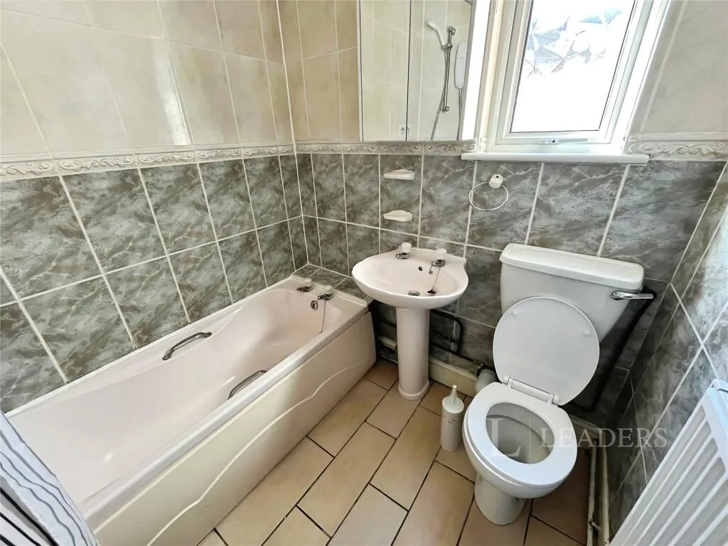 6 bedroom semi-detached house for rent