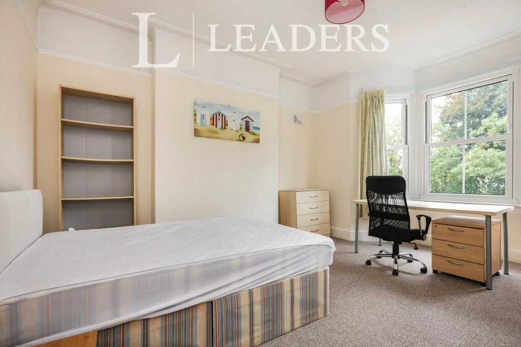6 bedroom semi-detached house for rent