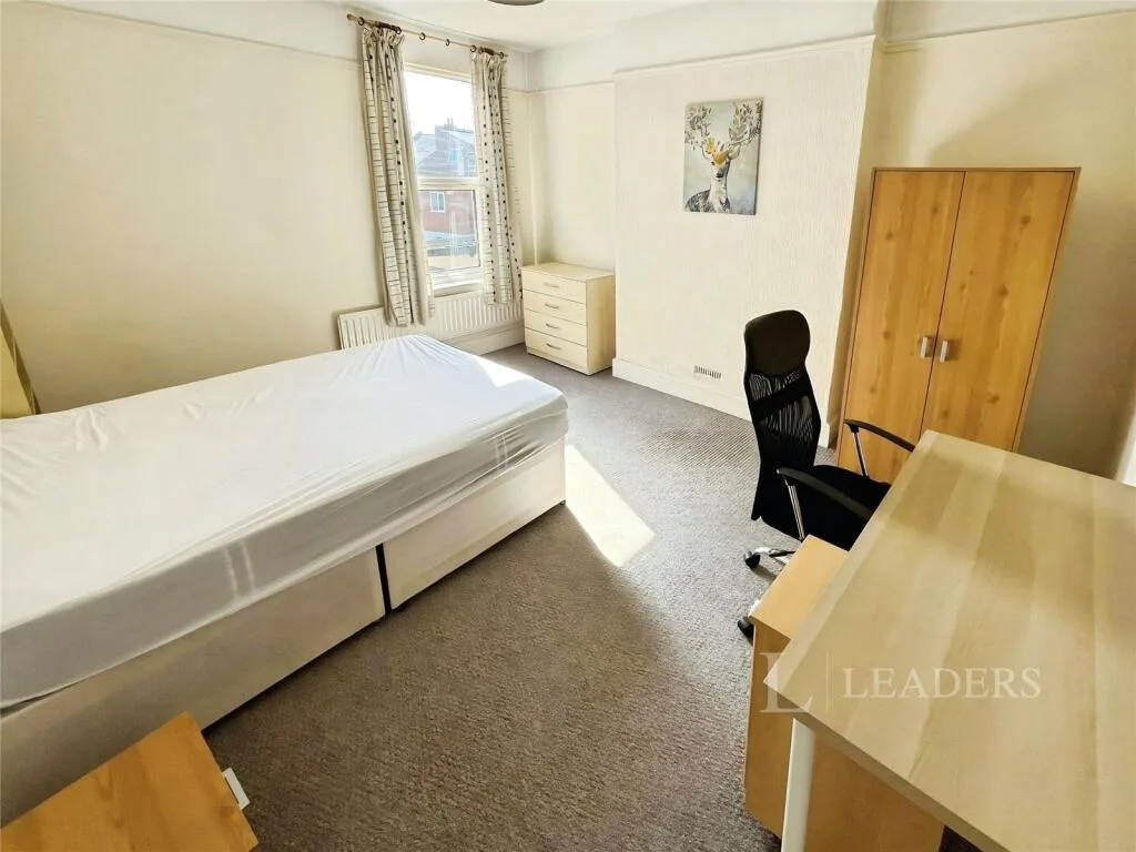 6 bedroom semi-detached house for rent