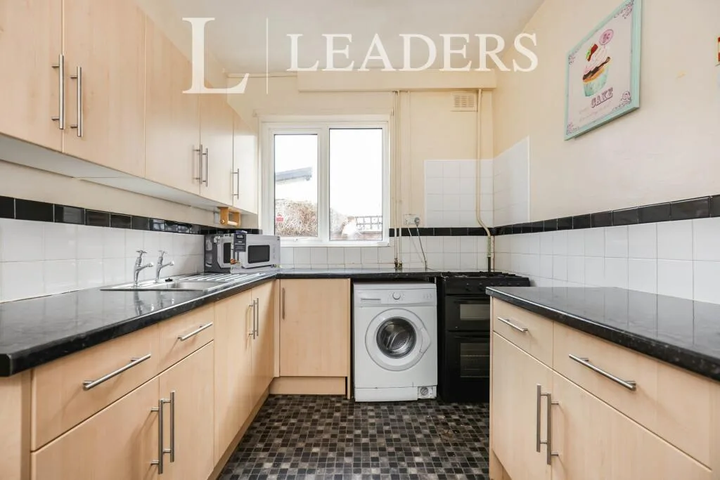 6 bedroom semi-detached house for rent