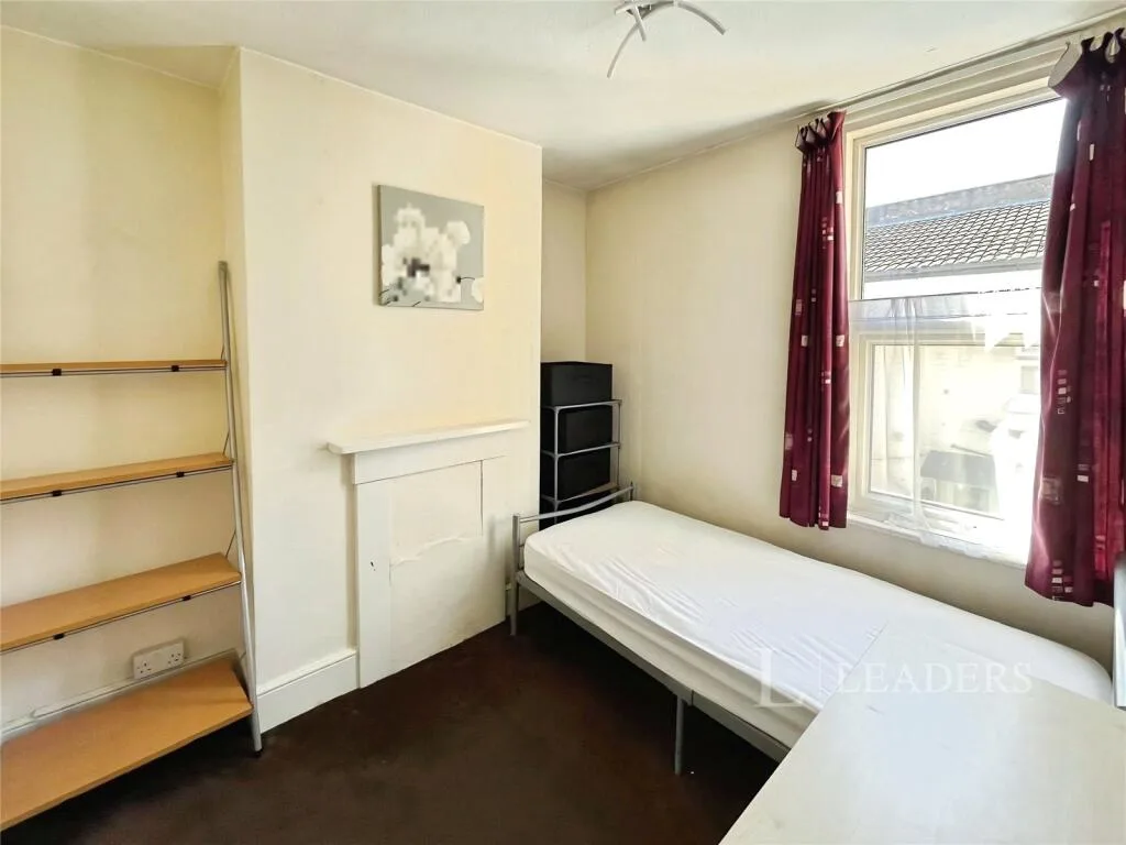 6 bedroom semi-detached house for rent
