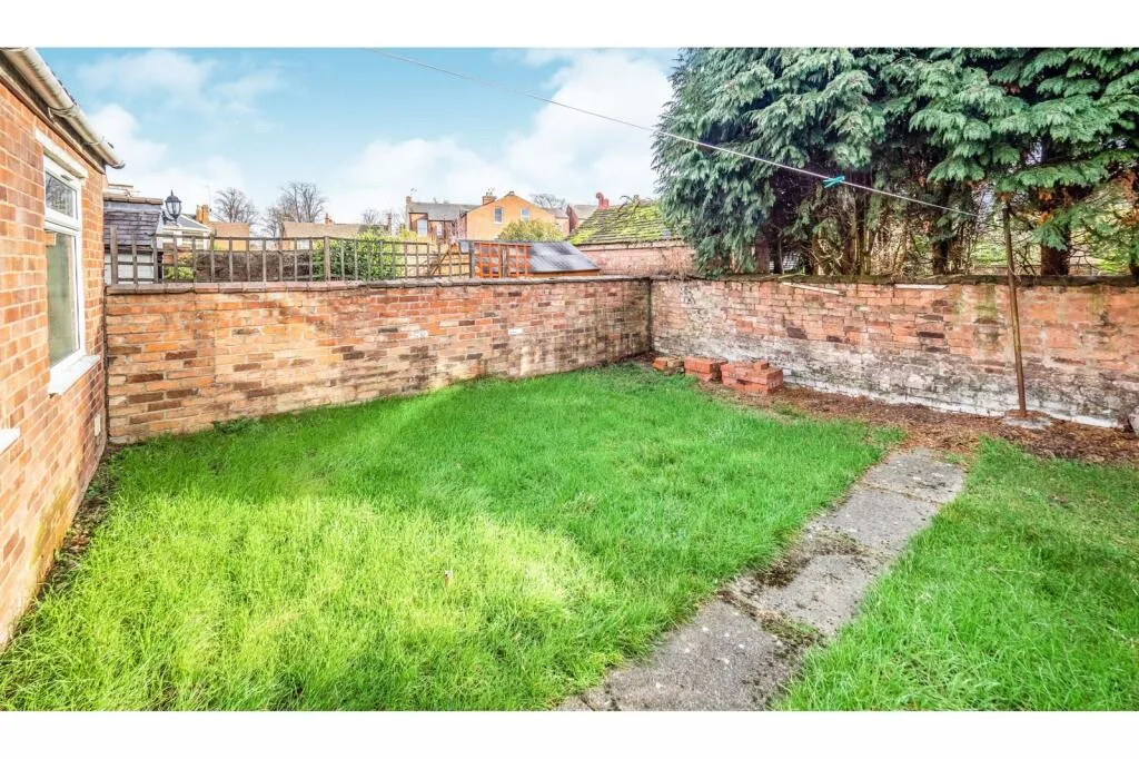 6 bedroom semi-detached house for rent