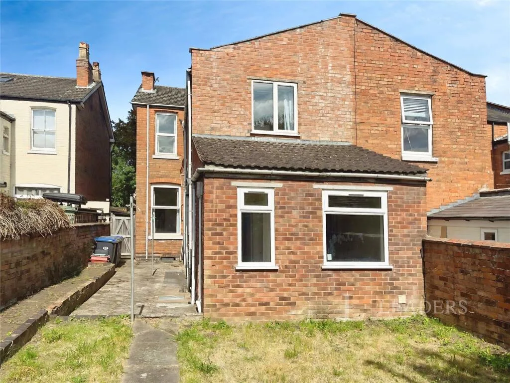 6 bedroom semi-detached house for rent