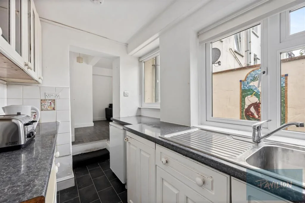 5 bedroom terraced house for rent