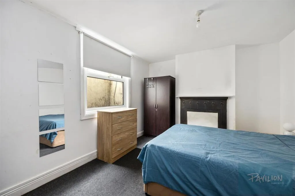 5 bedroom terraced house for rent