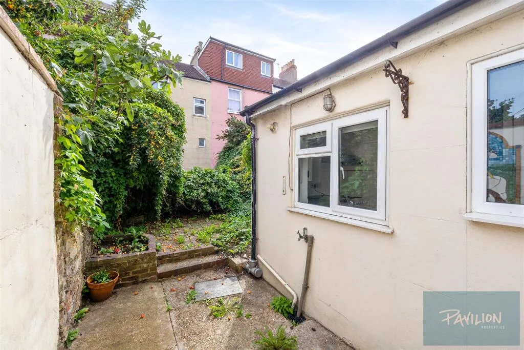 5 bedroom terraced house for rent