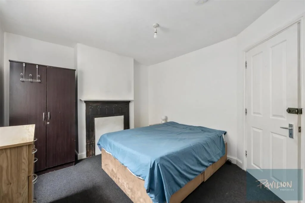 5 bedroom terraced house for rent