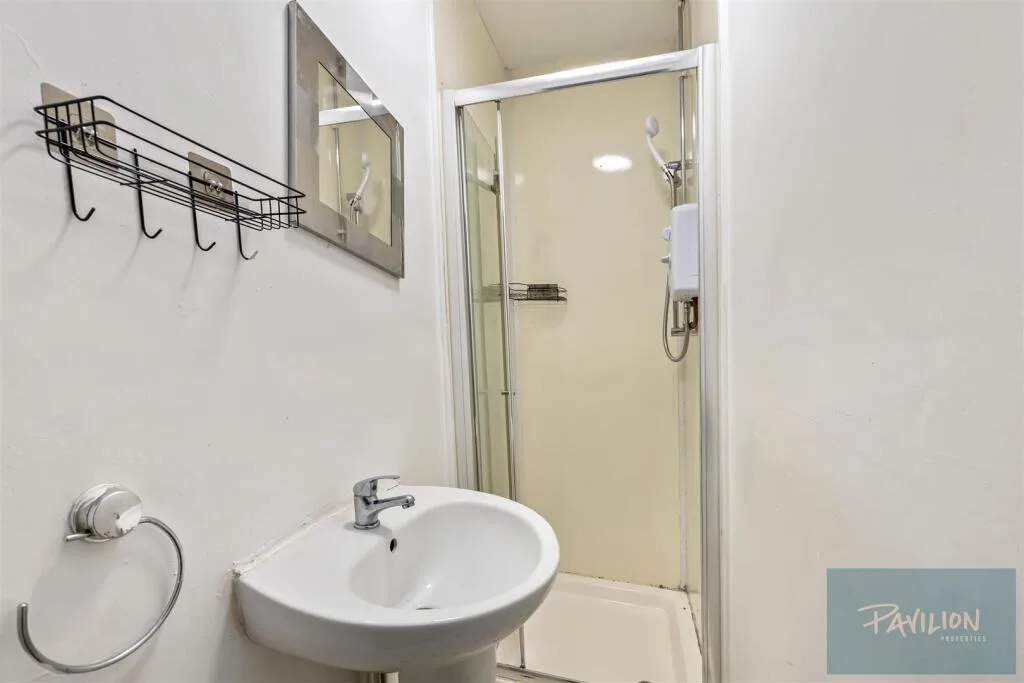 5 bedroom terraced house for rent