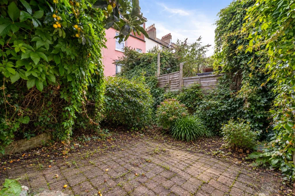5 bedroom terraced house for rent