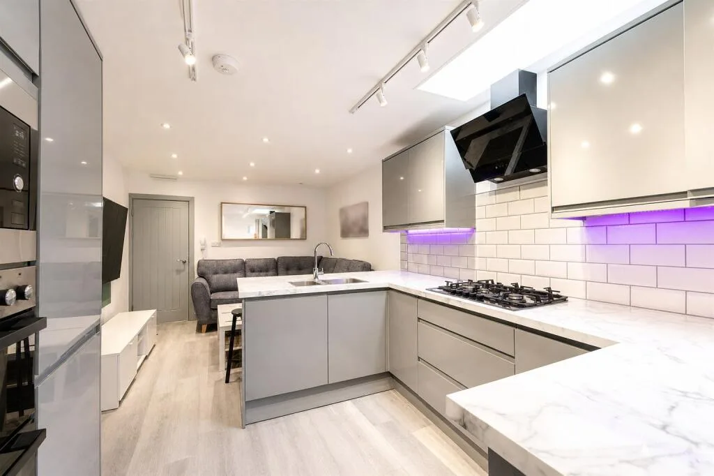 6 bedroom house for rent