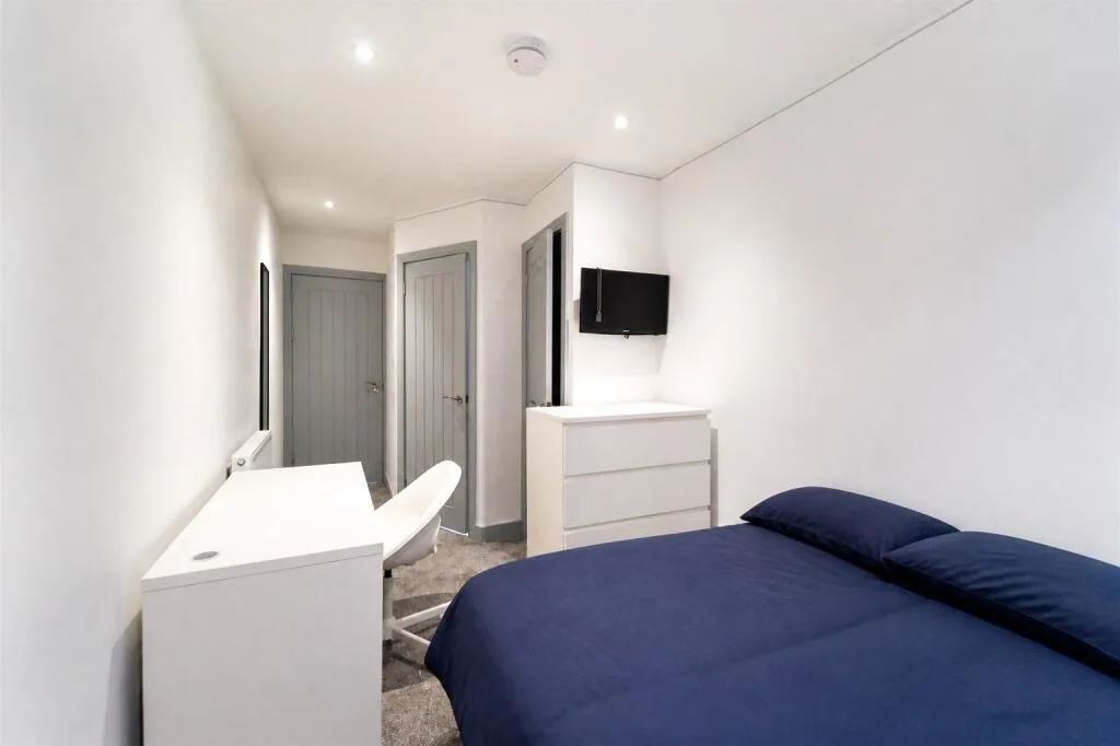 6 bedroom house for rent