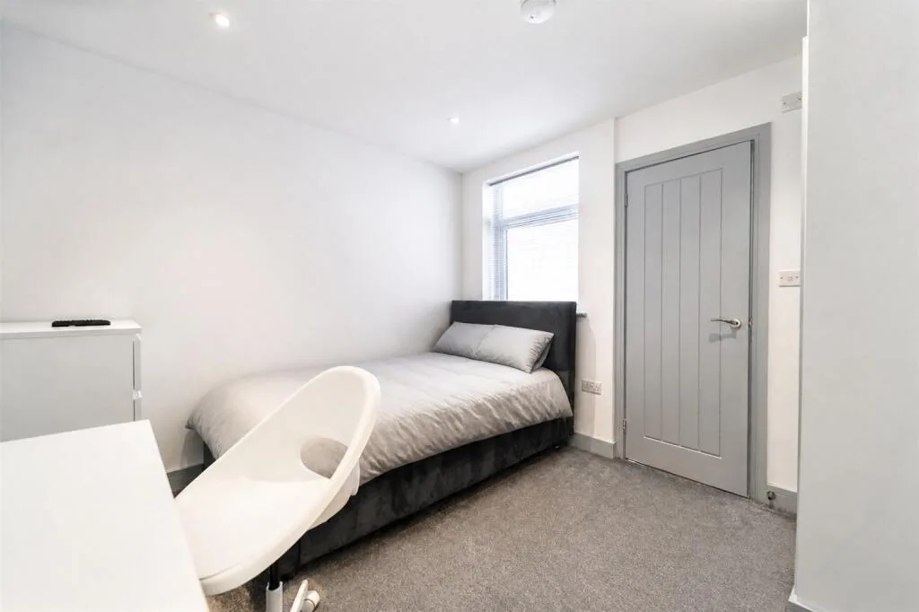 6 bedroom house for rent