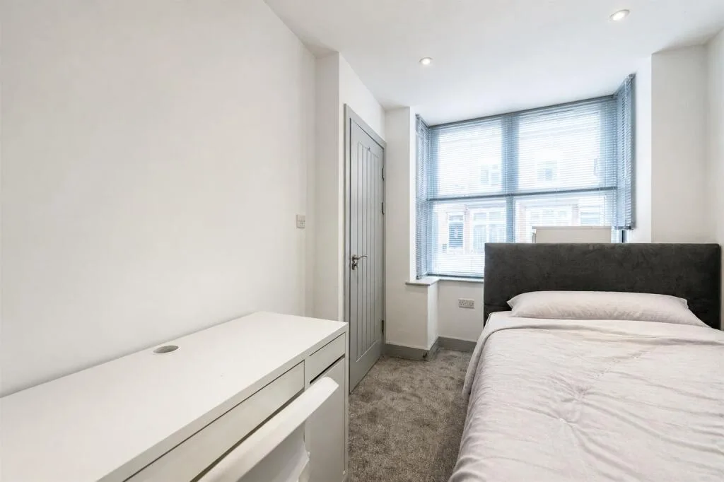 6 bedroom house for rent