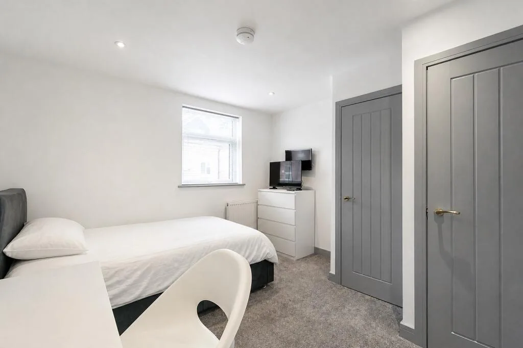 6 bedroom house for rent