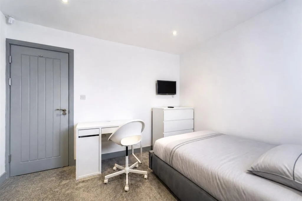 6 bedroom house for rent