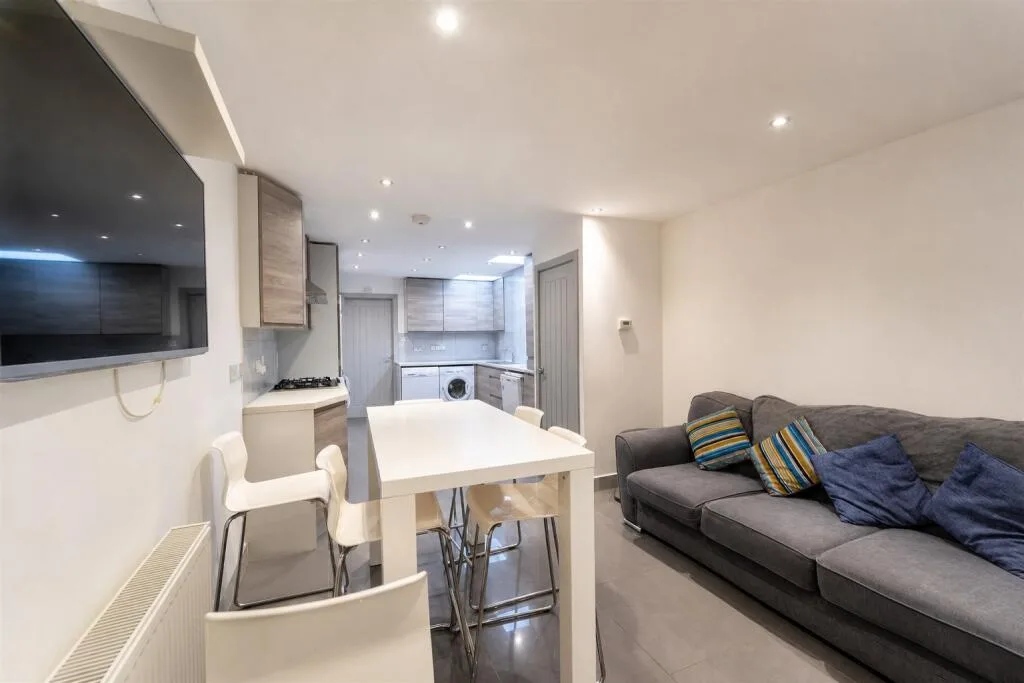 6 bedroom house for rent