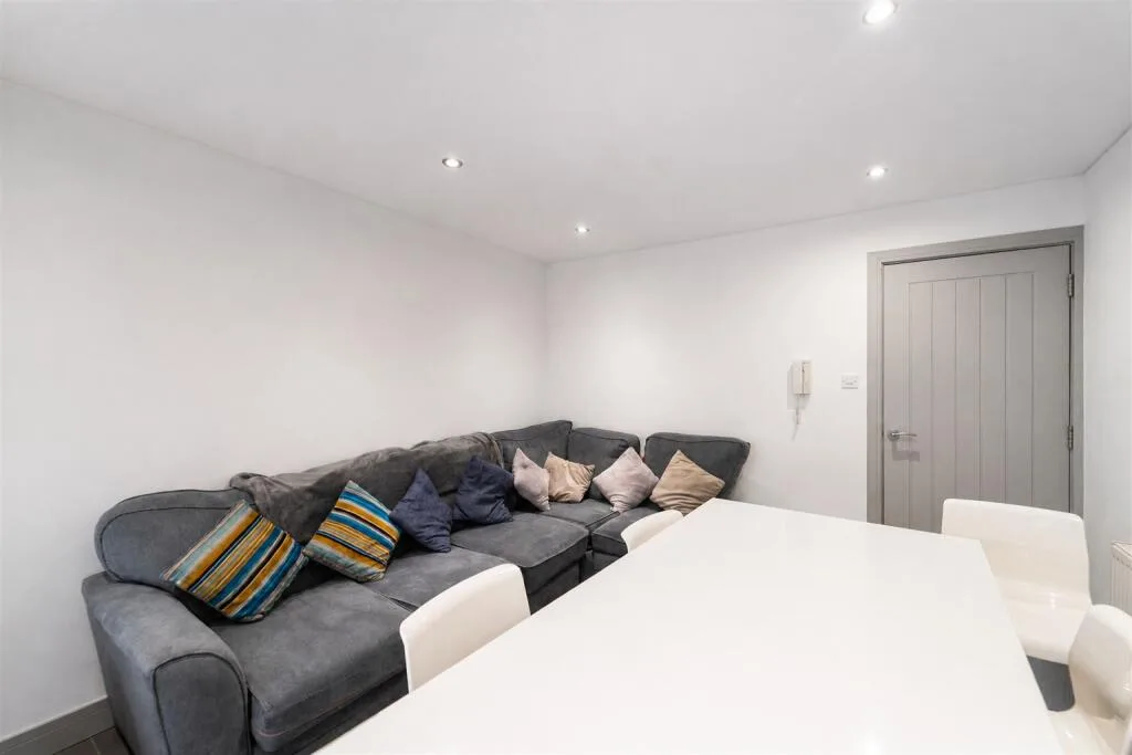 6 bedroom house for rent