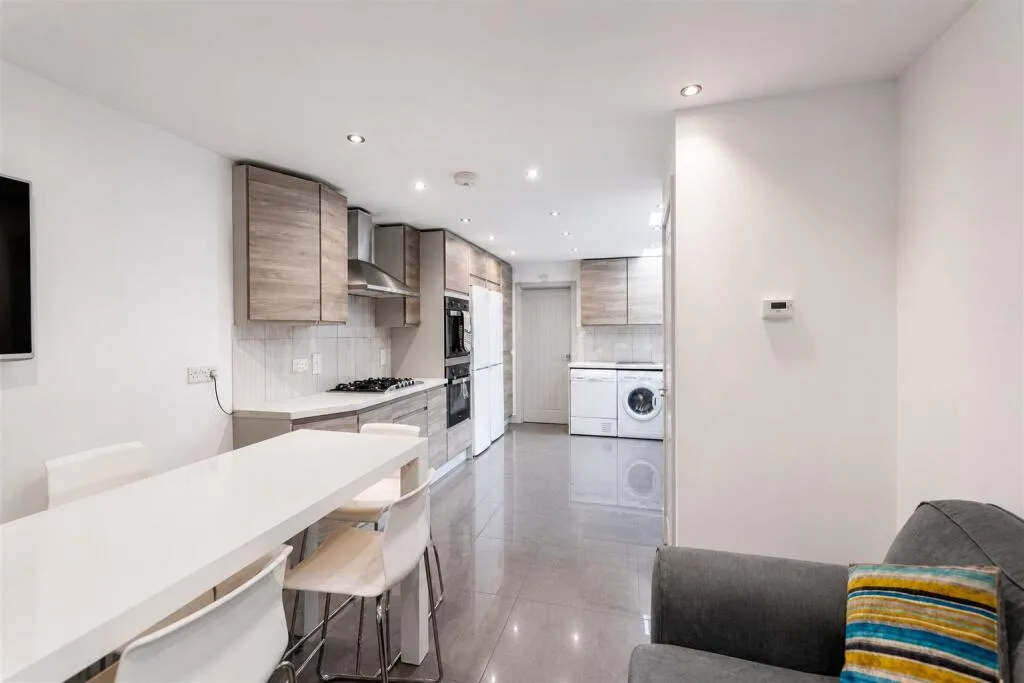 6 bedroom house for rent