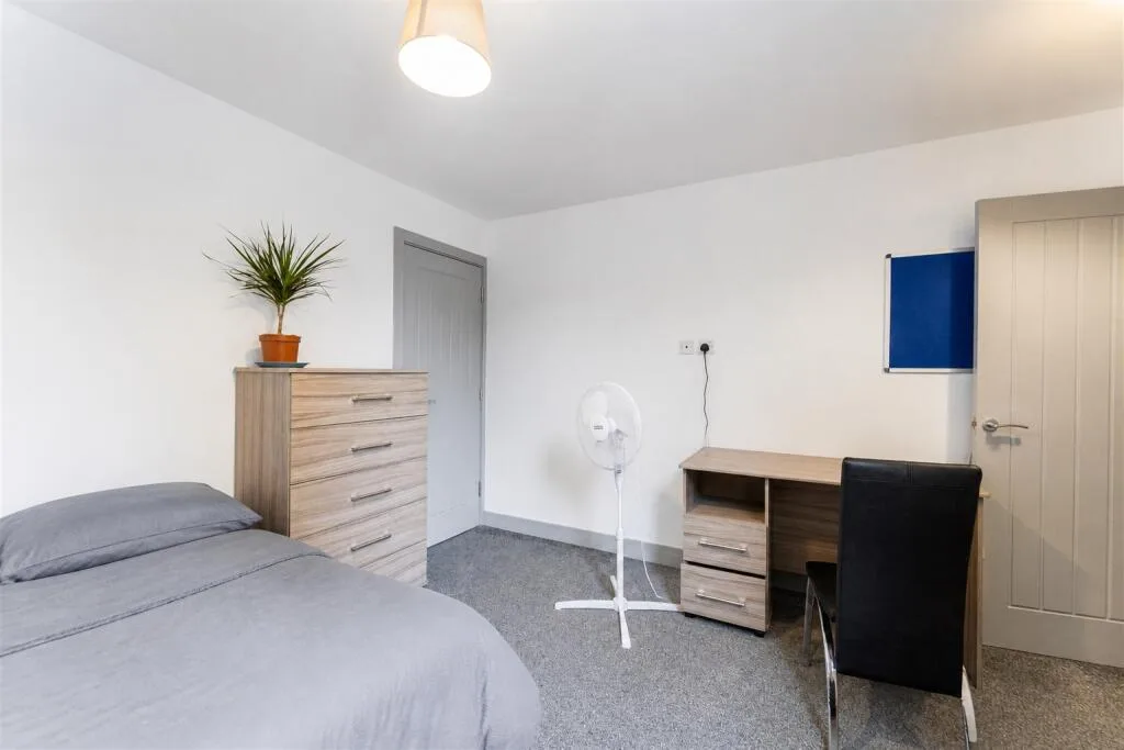 6 bedroom house for rent