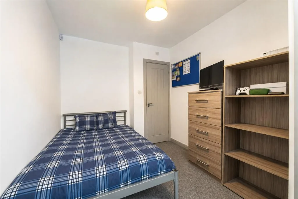 6 bedroom house for rent