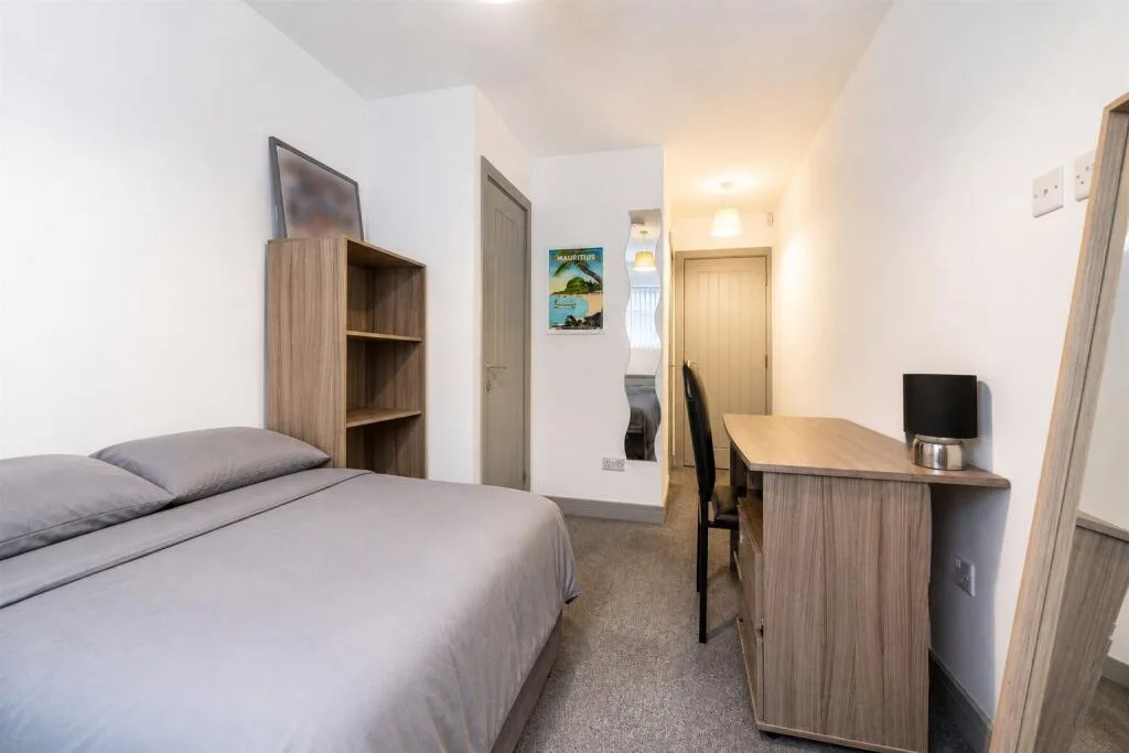 6 bedroom house for rent
