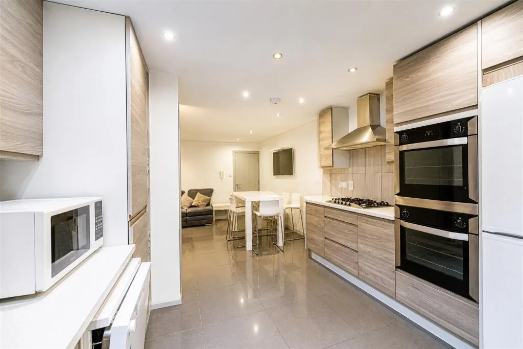 6 bedroom house for rent