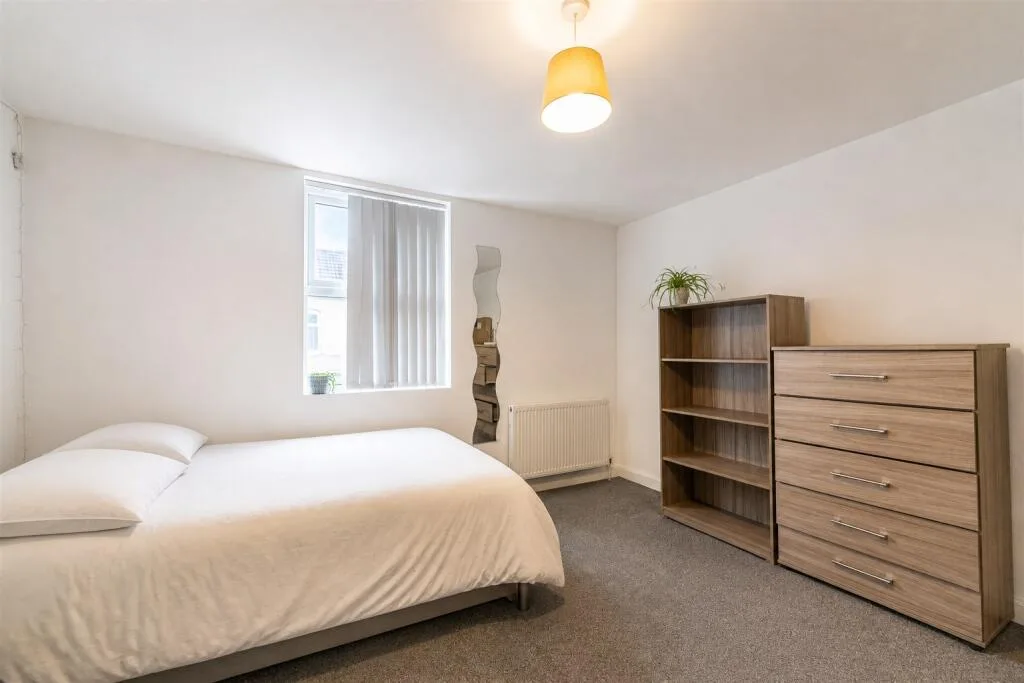6 bedroom house for rent