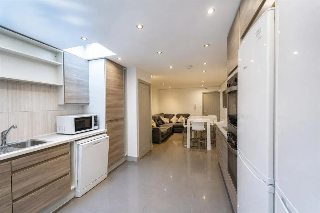 6 bedroom house for rent