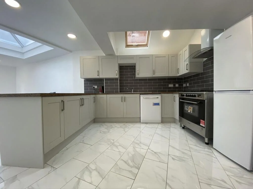 8 bedroom terraced house for rent