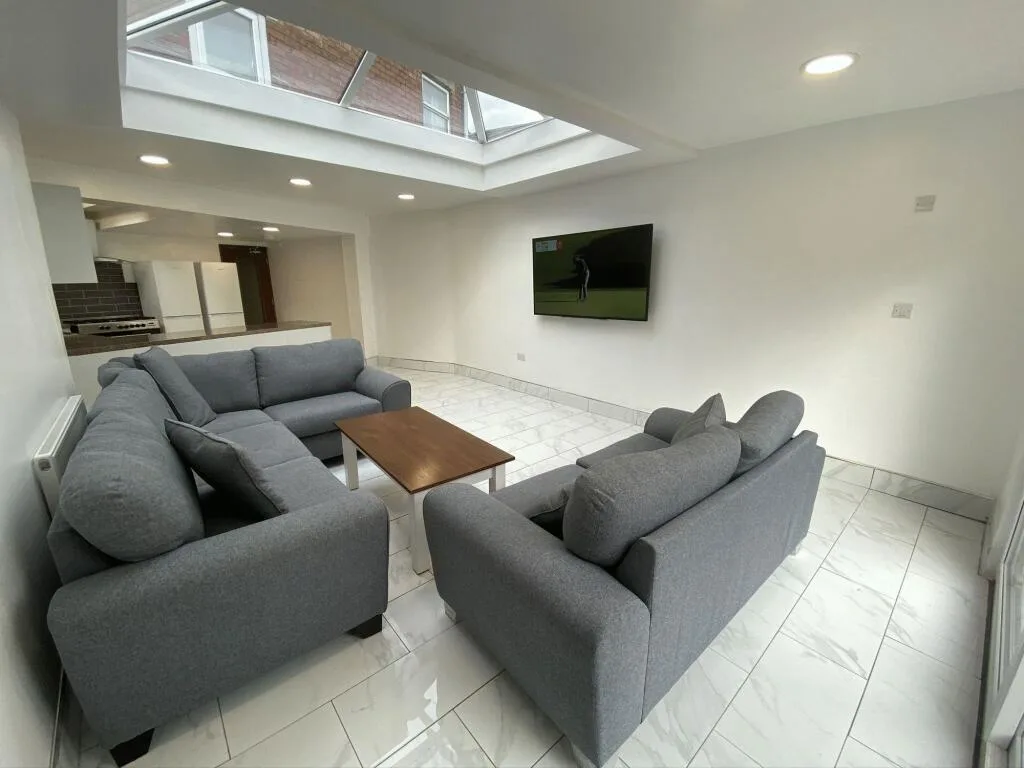8 bedroom terraced house for rent