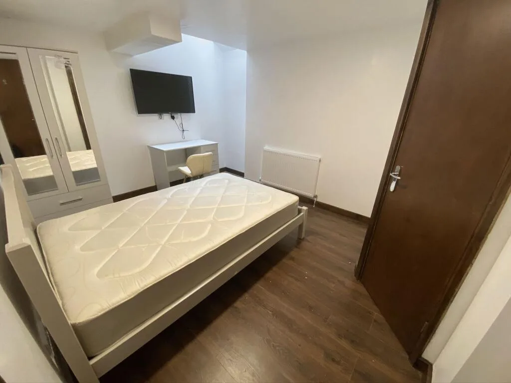 8 bedroom terraced house for rent