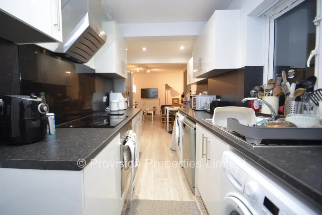 6 bedroom end of terrace house for rent