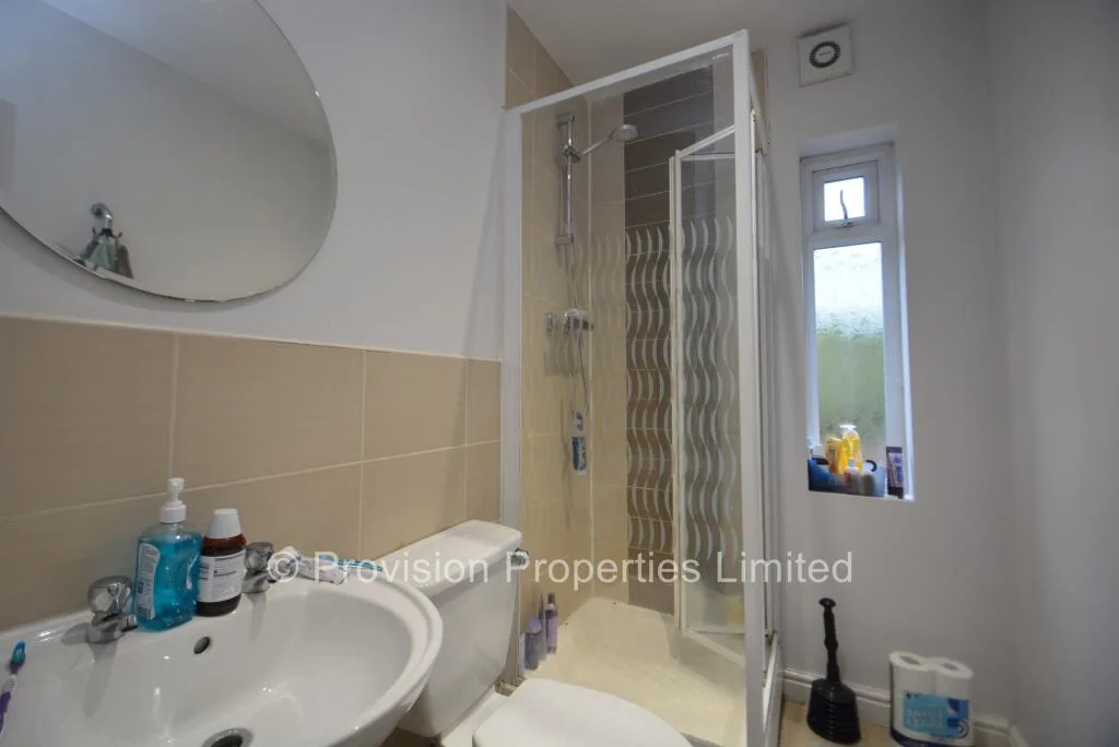 6 bedroom end of terrace house for rent