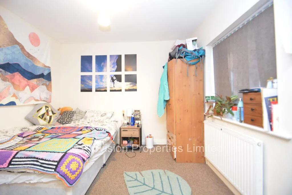 6 bedroom end of terrace house for rent