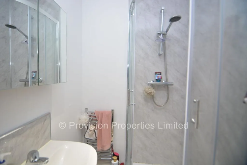 6 bedroom end of terrace house for rent