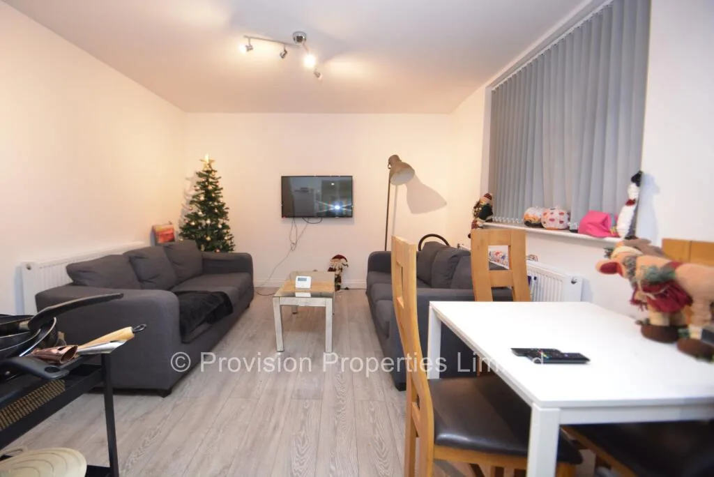 6 bedroom end of terrace house for rent