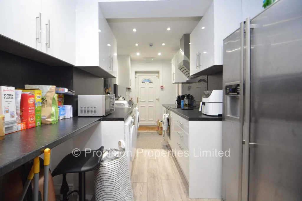 6 bedroom end of terrace house for rent