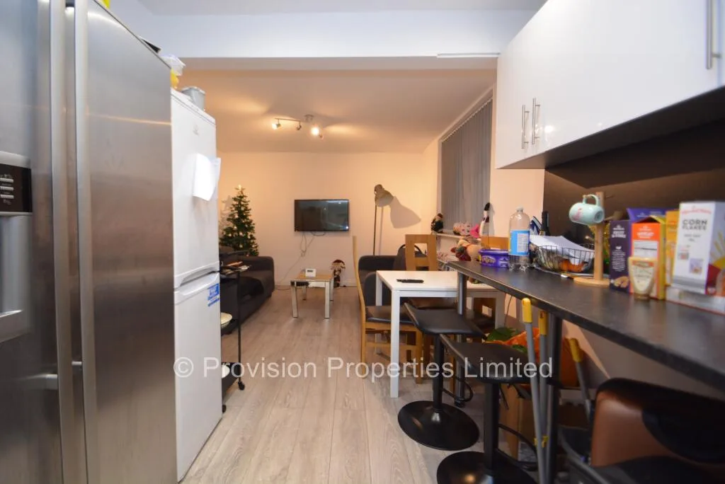 6 bedroom end of terrace house for rent