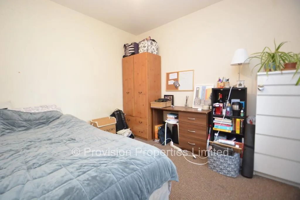 6 bedroom end of terrace house for rent