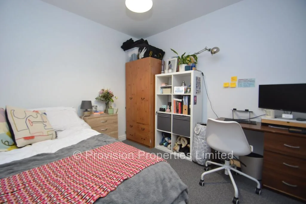 6 bedroom end of terrace house for rent